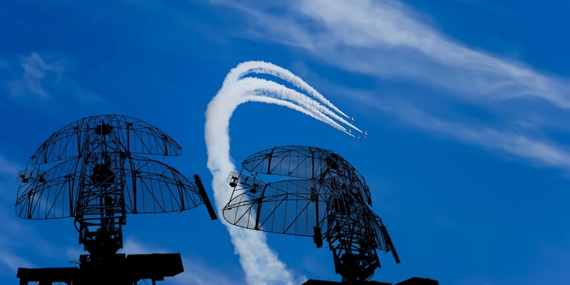 El acuerdo incluye la sustitución de más de 600 radares en Estados Unidos antes de 2028, en colaboración con la FAA.