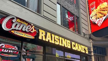 Van por el pollo | Alsea prevé abrir su primera unidad de Raising Cane’s en la segunda mitad del año
