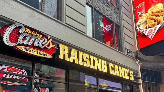Van por el pollo | Alsea prevé abrir su primera unidad de Raising Cane’s en la segunda mitad del año