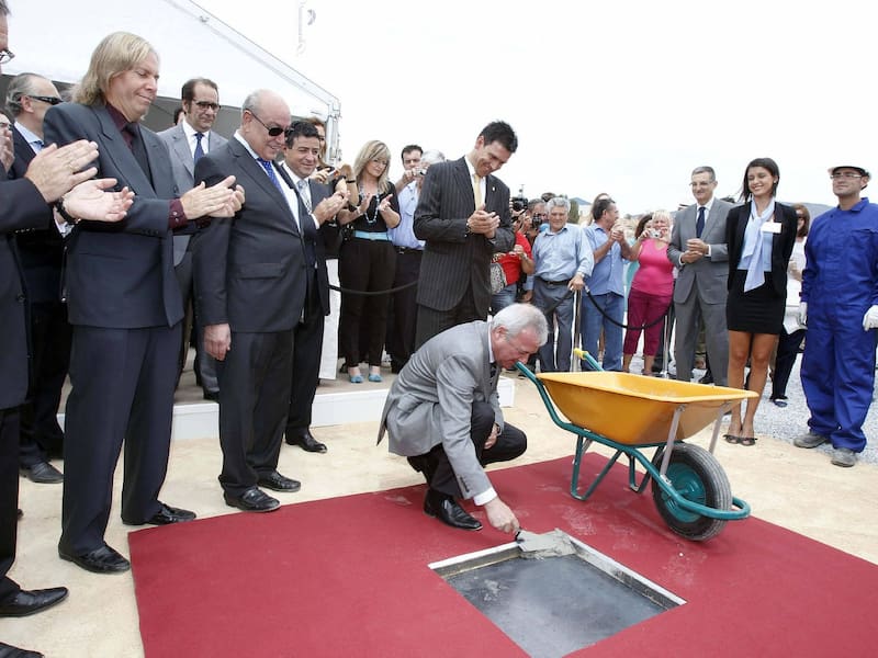 Ramón Valcárcel colocando la primera piedra del proyecto junto a Jesús Samper.