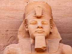 Arqueólogos españoles descubren en Egipto una tumba de hace más de 4000 años: conserva relieves, colores y detalles únicos de la V dinastía