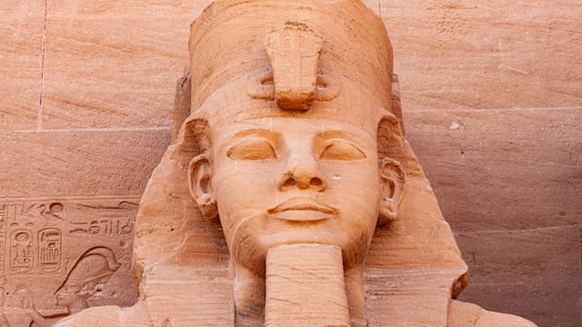 Arqueólogos españoles descubren en Egipto una tumba de hace más de 4000 años: conserva relieves, colores y detalles únicos de la V dinastía