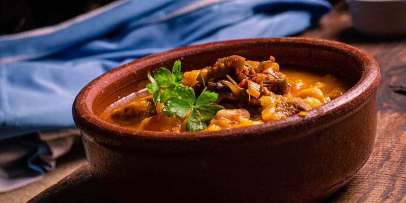 Una olla grande, de 24 centímetros de diámetro, con capacidad de 4,5 litros llena, rinde 10 porciones de locro criollo clásico.