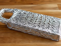 Poner papel aluminio en el rayador de cocina: para qué se usa y qué beneficios tiene