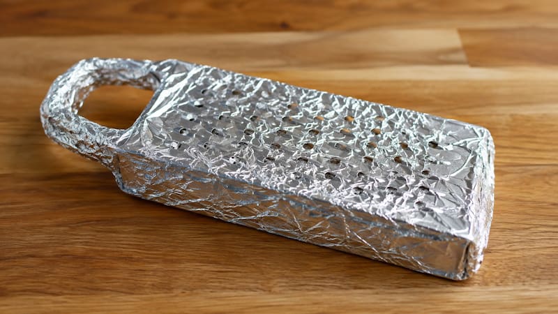Poner papel aluminio en el rayador de cocina: para qué se usa y qué beneficios tiene.