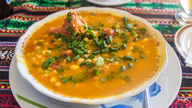 El locro, al ser un guiso con mucho almidón, se debe revolver cada cierto tiempo para que no se pegue nada.