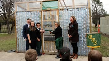 Una profesora y sus alumnos juntaron 2.000 botellas de plástico para hacer un invernadero, pero terminaron construyendo algo mucho más grande