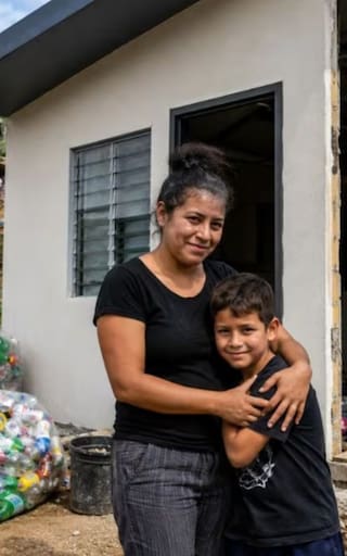 Una mujer gastó los ahorros de su vida en un terreno vacío. Nueve años después, un grupo de voluntarios le construyó una casa con 850 bloques de plástico reciclado