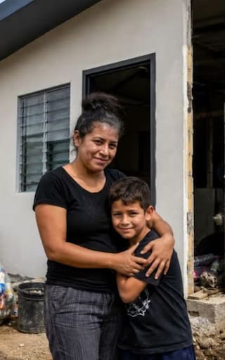 Gastó todos los ahorros de su vida en un terreno baldío. 9 años después, voluntarios le construyeron una casa con 850 bloques de plástico reciclado