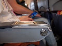 Reclinar el asiento en el avión ya no será gratis: está reconocida aerolínea comenzará a cobrar a los pasajeros por hacerlo