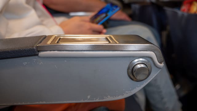 Reclinar el asiento en el avión ya no será gratis: está reconocida aerolínea comenzará a cobrar a los pasajeros por hacerlo