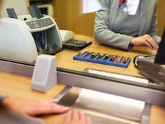 Banca en México: El ahorro resiste las tasas altas, pero el crédito comercial sufre un desplome