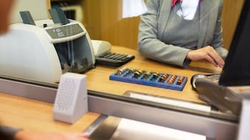 Banca en México: El ahorro resiste las tasas altas, pero el crédito comercial sufre un desplome