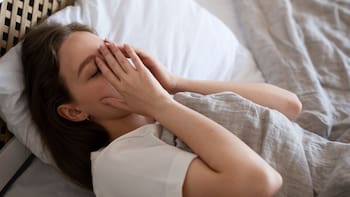 No es en la respiración: descubren un grave peligro de hacer ruidos y roncar al dormir
