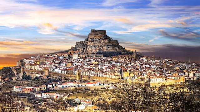 El pueblo oculto entre antiguas murallas, tiene menos de 3000 habitantes y fue reconocido por Naciones Unidas