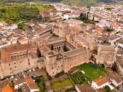 Este pueblo medieval, a 3 horas de Madrid, tiene un monasterio que es Patrimonio de la Humanidad