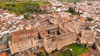 Este pueblo medieval, a 3 horas de Madrid, tiene un monasterio que es Patrimonio de la Humanidad