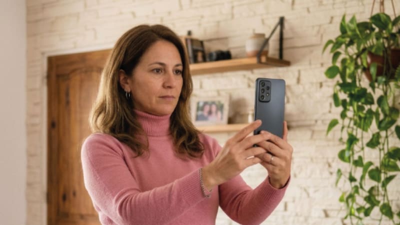 Una mujer activando el reconocimiento facial para la Clave de Seguridad Social de ANSES.