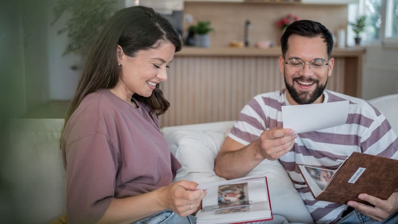 Conservar recuerdos físicos funciona como una prueba emocional de que esos momentos realmente ocurrieron.