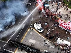Violentos incidentes entre manifestantes y la policía mientras se debate la Reforma Laboral
