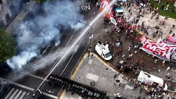 Violentos incidentes entre manifestantes y la policía mientras se debate la Reforma Laboral