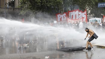 Violentos incidentes entre manifestantes y la policía mientras se debate la Reforma Laboral