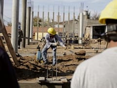 ¿Miedo, esperanza o incertidumbre? Qué piensa la gente de la reforma laboral de Milei, según la última encuesta