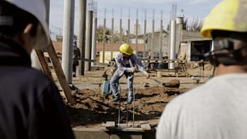 ¿Miedo, esperanza o incertidumbre? Qué piensa la gente de la reforma laboral de Milei, según la última encuesta