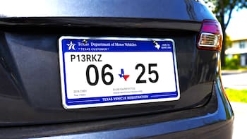 Es oficial | El DMV en Texas prohibirá el registro de vehículos y bloquea el trámite a las personas que no cumplan con este requisito obligatorio