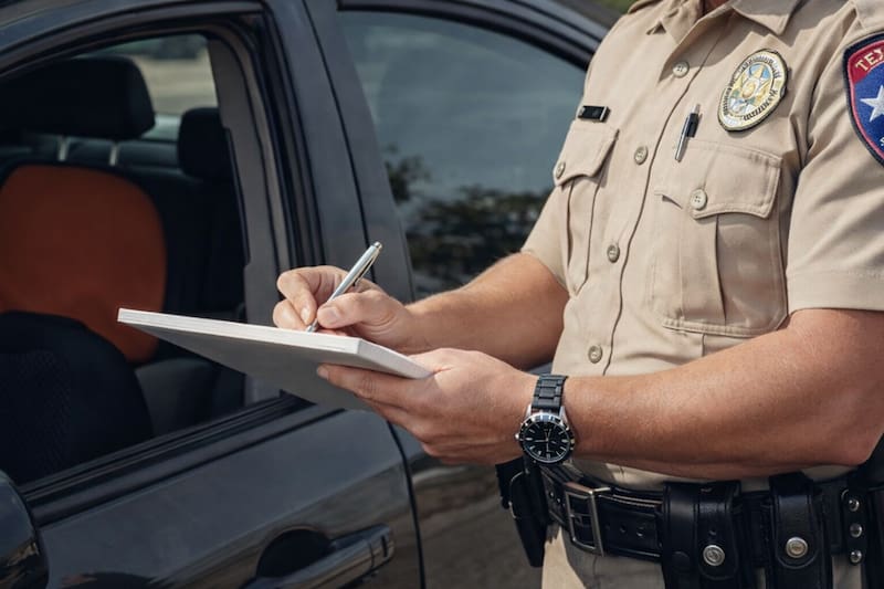 En California, los conductores mayores de 70 años deben renovar su licencia de conducir en persona y cada cinco años. Fuente: Archivo.
