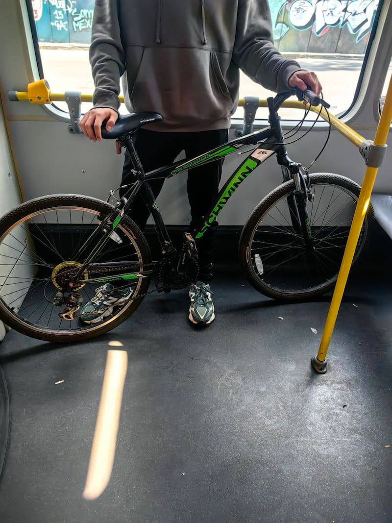 El Metrobús subrayó que todas las bicicletas y monopatines plegables deben entrar completamente cerrados, sin excepción.
También insistió en mantener libre el tránsito de pasajeros y evitar cualquier uso dentro de las instalaciones.