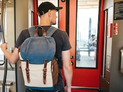 El Metrobús lo decidió y despertó la polémica: mochilas, carteras y bolsos deberán llevarse así para poder subir a las unidades