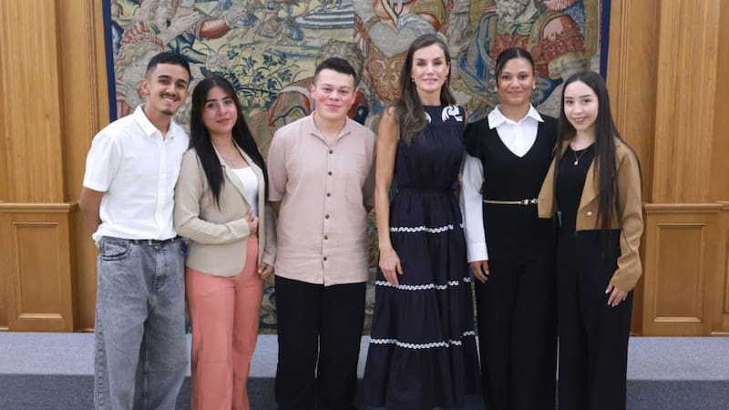 La reina Letizia recibió en Madrid a jóvenes becarios de Colombia, Perú y República Dominicana.