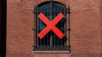 Adiós a las rejas de hierro: el vidrio de seguridad que viene de Europa y mejora las fachadas de las casas