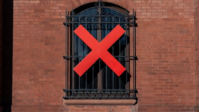 Adiós a las rejas de hierro: el vidrio de seguridad que viene de Europa y mejora las fachadas de las casas