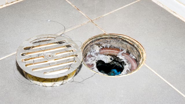 Tirar vinagre blanco en las rejillas de tu casa: cómo usarlo y por qué sirve para eliminar el olor a cloaca