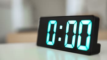 Es un hecho | Instalarán relojes checadores en todas las empresas del país y será obligatorio para los patrones pagar cada minuto extra