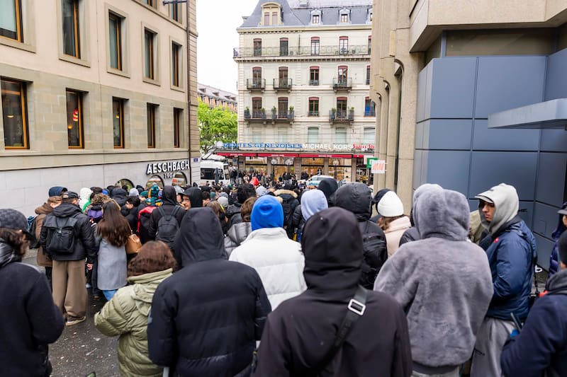 La nueva colección de Swatch con la marca de lujo Audemars Piguet generó largas filas y desató violencia entre los compradores.