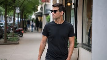 Caminar por la calle usando una remera negra: qué significa y para qué se hace