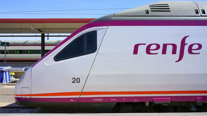Renfe logra ingresos récord luego de seis años de pérdida: gana 50 millones de euros en 2025. (Fuente: Shutterstock).