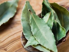 Por qué mezclar hojas de laurel con bicarbonato: para qué sirve y por qué miles lo aplican en sus hogares