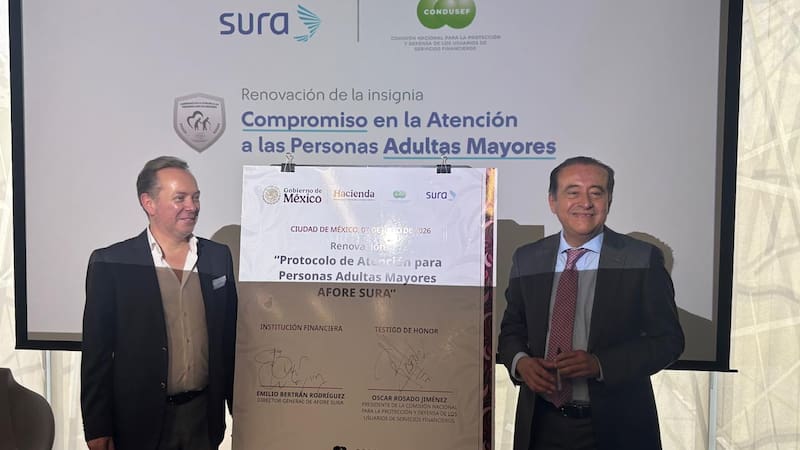 Emilio Bertrán, CEO de SURA (izq.) y Óscar Rosado, presidente de Condusef (der.).