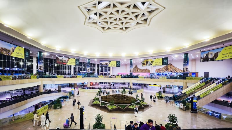 Renovaron el aeropuerto más grande del mundo: su tamaño es mayor al de las ciudades de Madrid y Barcelona juntas