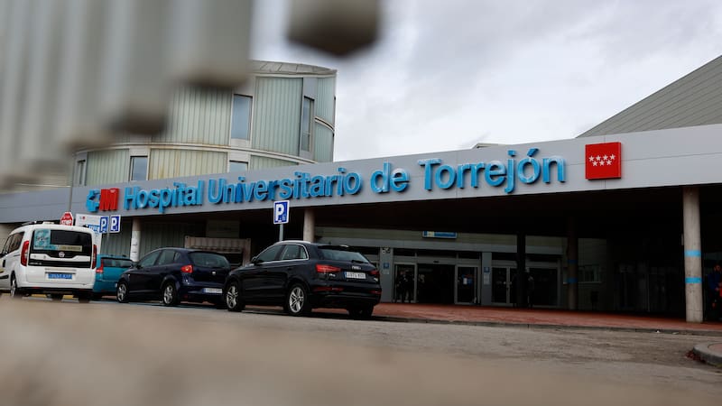 TORREJÓN DE ARDOZ (MADRID) (ESPAÑA), 04/12/2025.- Vista de la entrada del Hospital de Torrejón de Ardoz gestionado por el grupo sanitario Ribera, este jueves cuando el consejero delegado (CEO) del grupo sanitario Ribera, Pablo Gallart, ha solicitado apartarse temporalmente de las responsabilidades sobre la gestión del Hospital de Torrejón tras la publicación de una grabación en la que pedía aumentar las listas de espera de este centro público de gestión privada para incrementar los beneficios de la empresa. EFE/ Rodrigo Jiménez