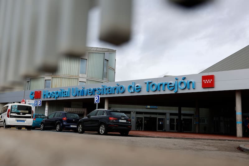 TORREJÓN DE ARDOZ (MADRID) (ESPAÑA), 04/12/2025.- Vista de la entrada del Hospital de Torrejón de Ardoz gestionado por el grupo sanitario Ribera, este jueves cuando el consejero delegado (CEO) del grupo sanitario Ribera, Pablo Gallart, ha solicitado apartarse temporalmente de las responsabilidades sobre la gestión del Hospital de Torrejón tras la publicación de una grabación en la que pedía aumentar las listas de espera de este centro público de gestión privada para incrementar los beneficios de la empresa. EFE/ Rodrigo Jiménez