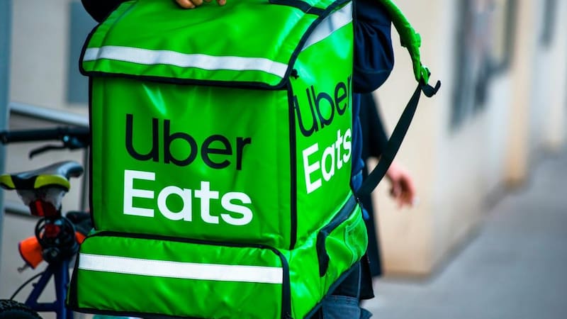 Uber Eats anuncia un cambio estructural en su modelo laboral en España tras cuatro años de la Ley Rider y redefine la relación con los repartidores.