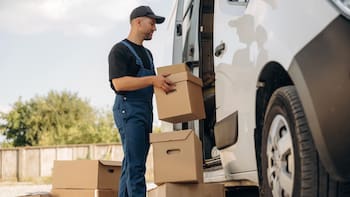 Estados Unidos busca más de 400,000 trabajadores de temporada para UPS y Amazon: qué tareas implican, cuánto pagan y cómo postularse