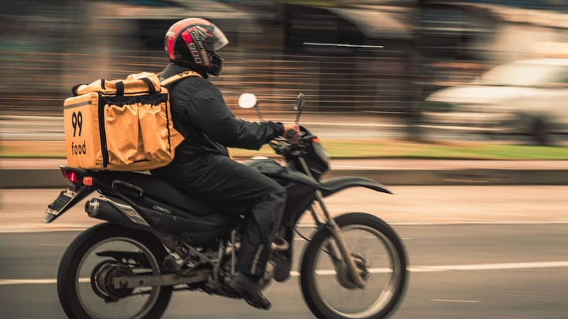 El pueblo que depende de un único repartidor de delivery: tiene 24 años y hace 200 pedidos al día.