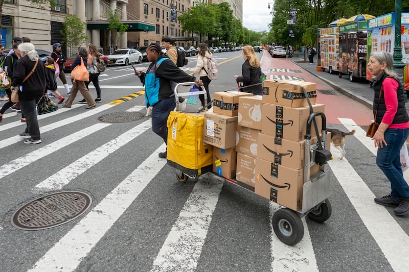 UPS busca unos 100,000 trabajadores de temporada y Amazon más de 300,000 para la temporada navideña en EE.UU.