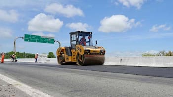 Apuntan contra Kicillof por una obra vial en City Bell que avanza pese a su judicialización